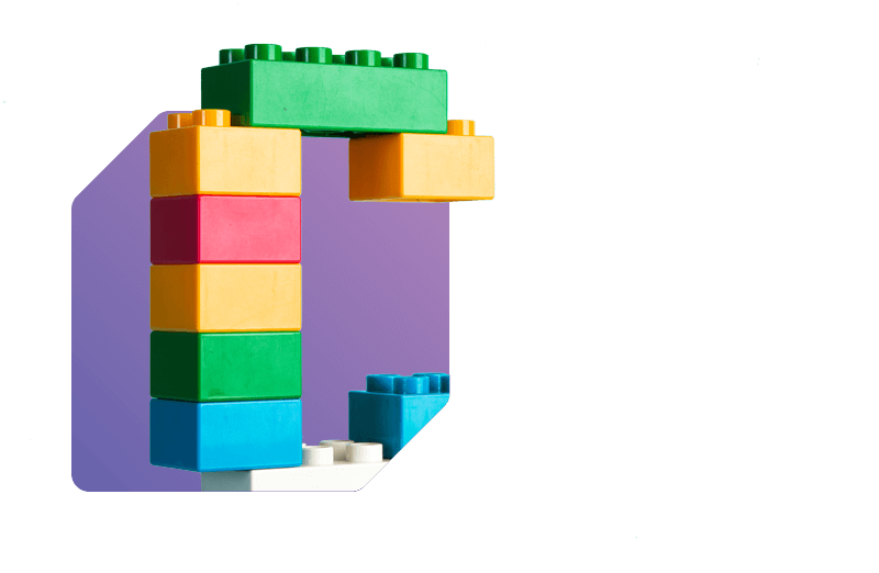 Letra C montada com blocos de construção coloridos