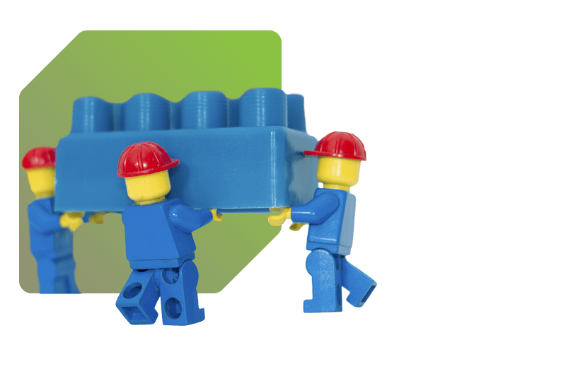 Personagens de brinquedo carregando um bloco